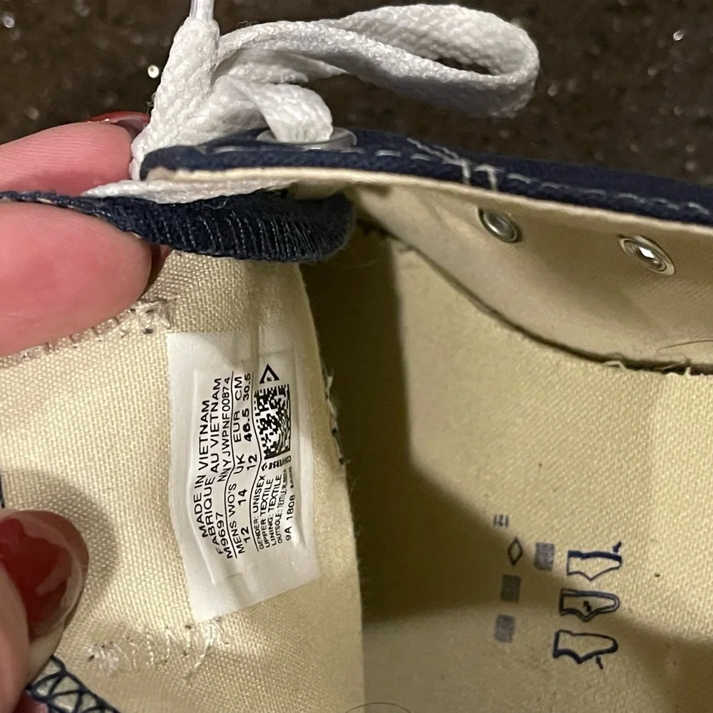 Men’s Size 12 Women’s size 14 Navy Low Top Converse - Picture 6 of 8